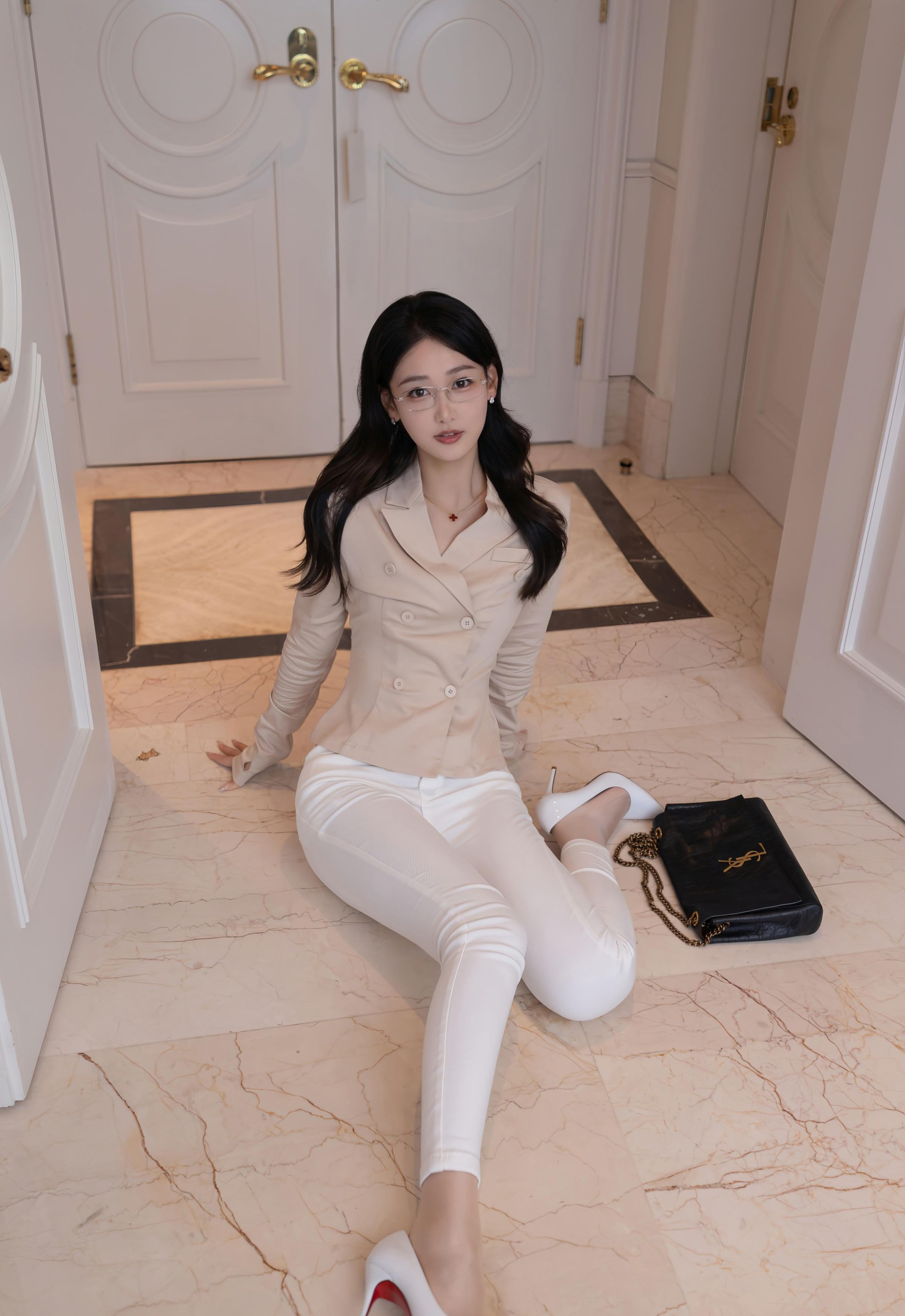 [XiuRen秀人网] No.11053 唐安琪 OL服饰 浅色内衣 性感写真 [84张]插图