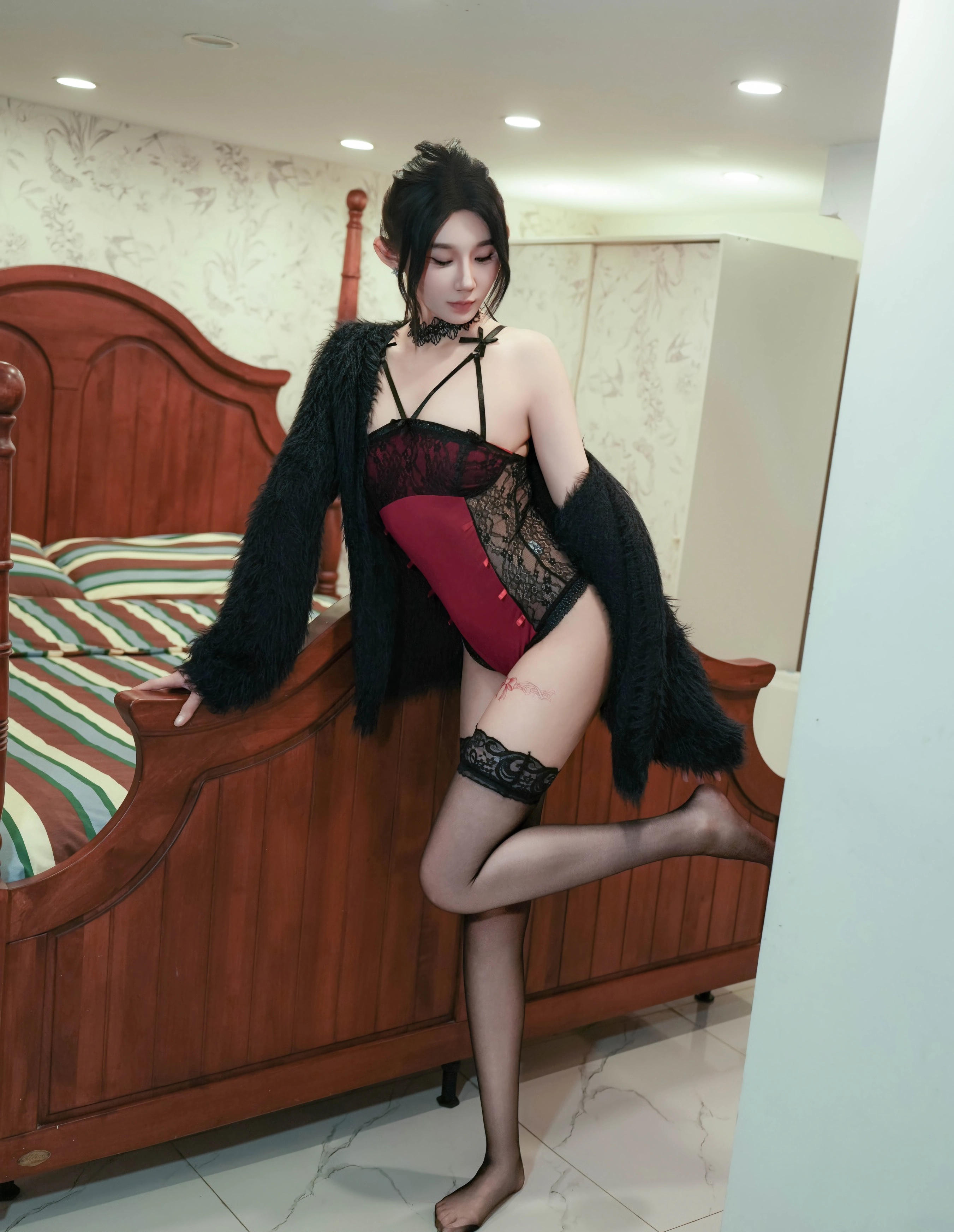 [XiuRen秀人网] No.11072 桃子姐姐 红色吊带 魅惑黑丝 性感写真 [85张]插图1