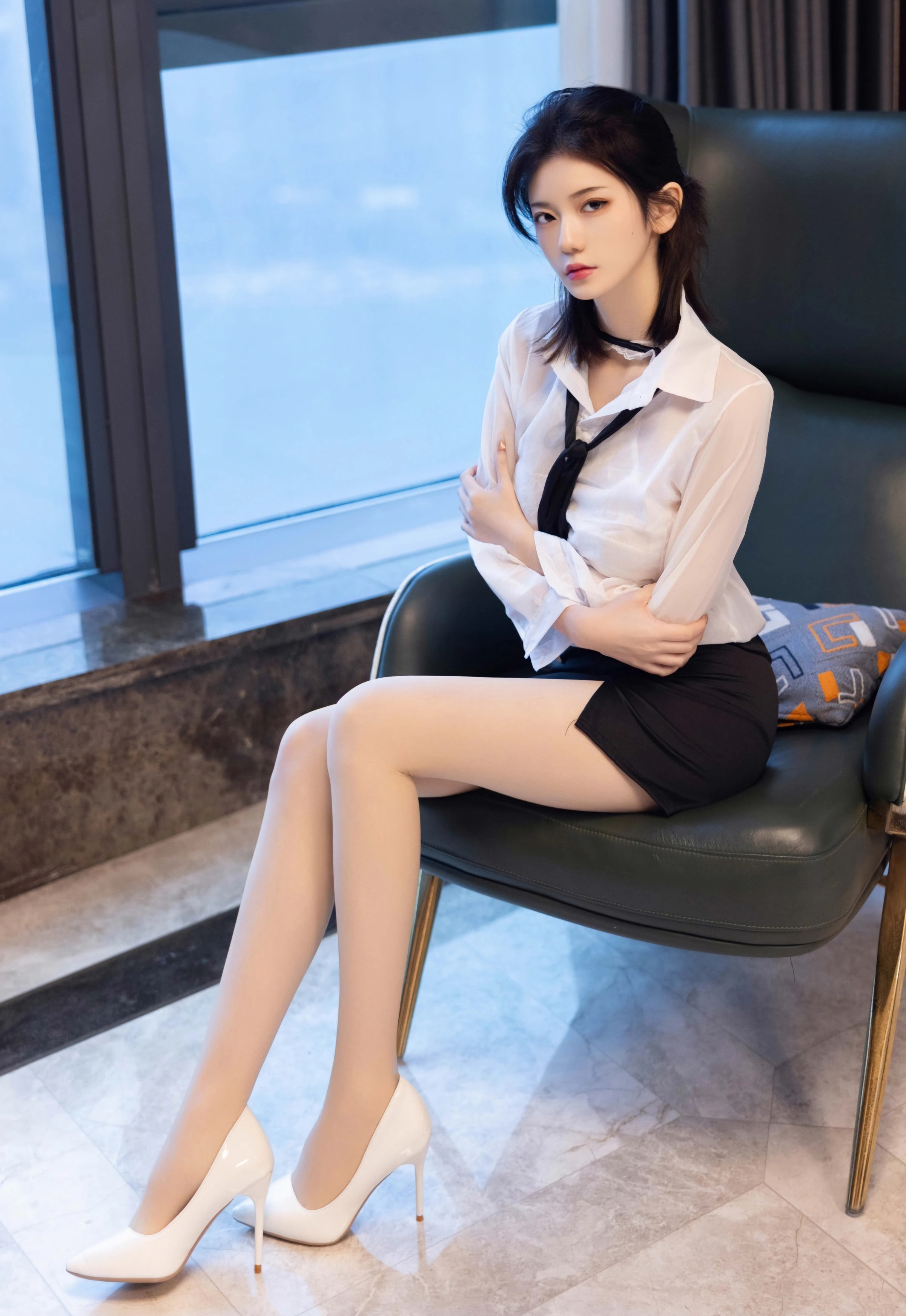 [XiuRen秀人网] No.11077 凌七七 OL服饰 肉色丝袜 性感写真 [80张]插图