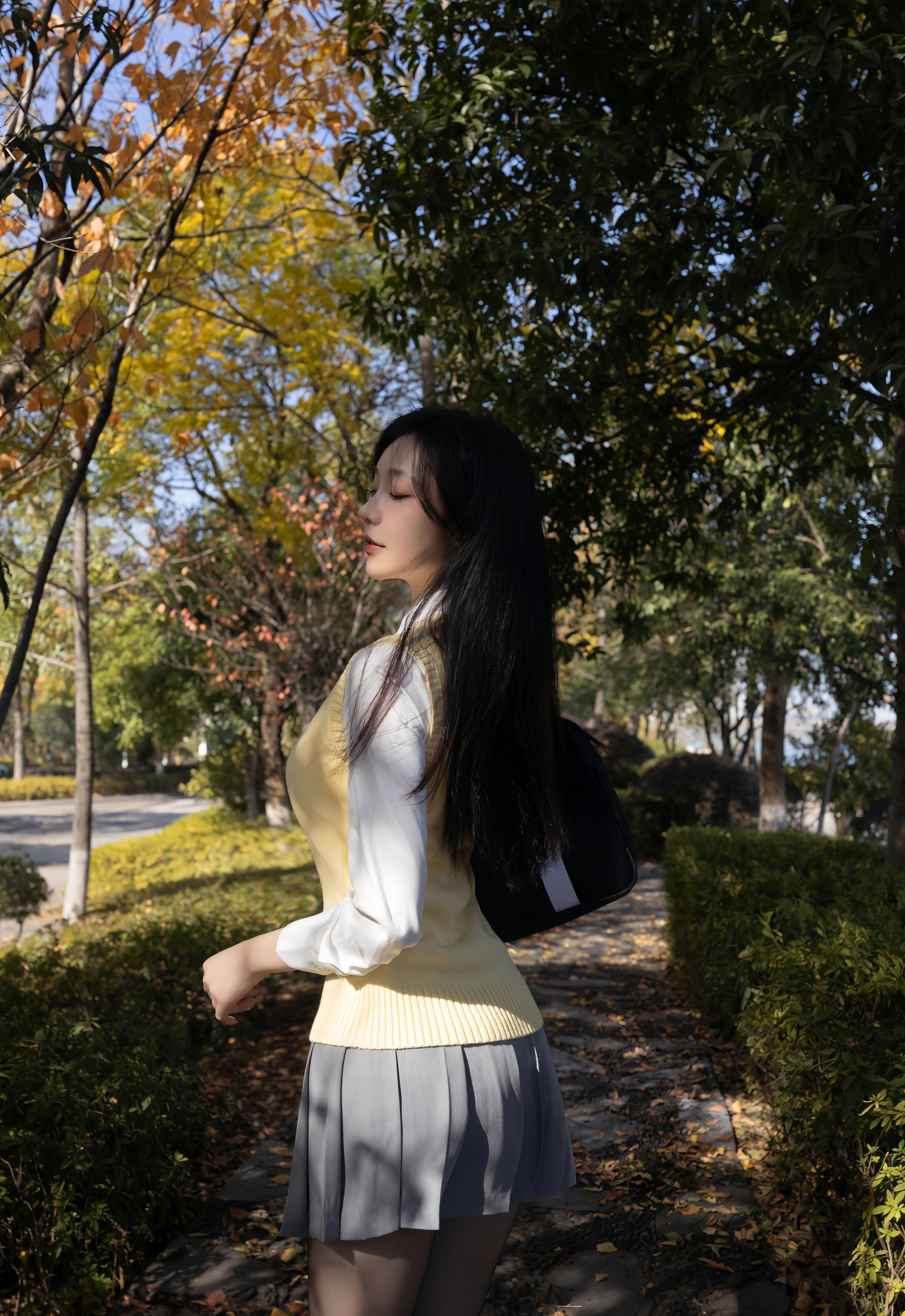 [XiuRen秀人网] No.11087 安然anran 学生装扮 性感魅惑黑丝 西安旅拍写真 [77张]插图1