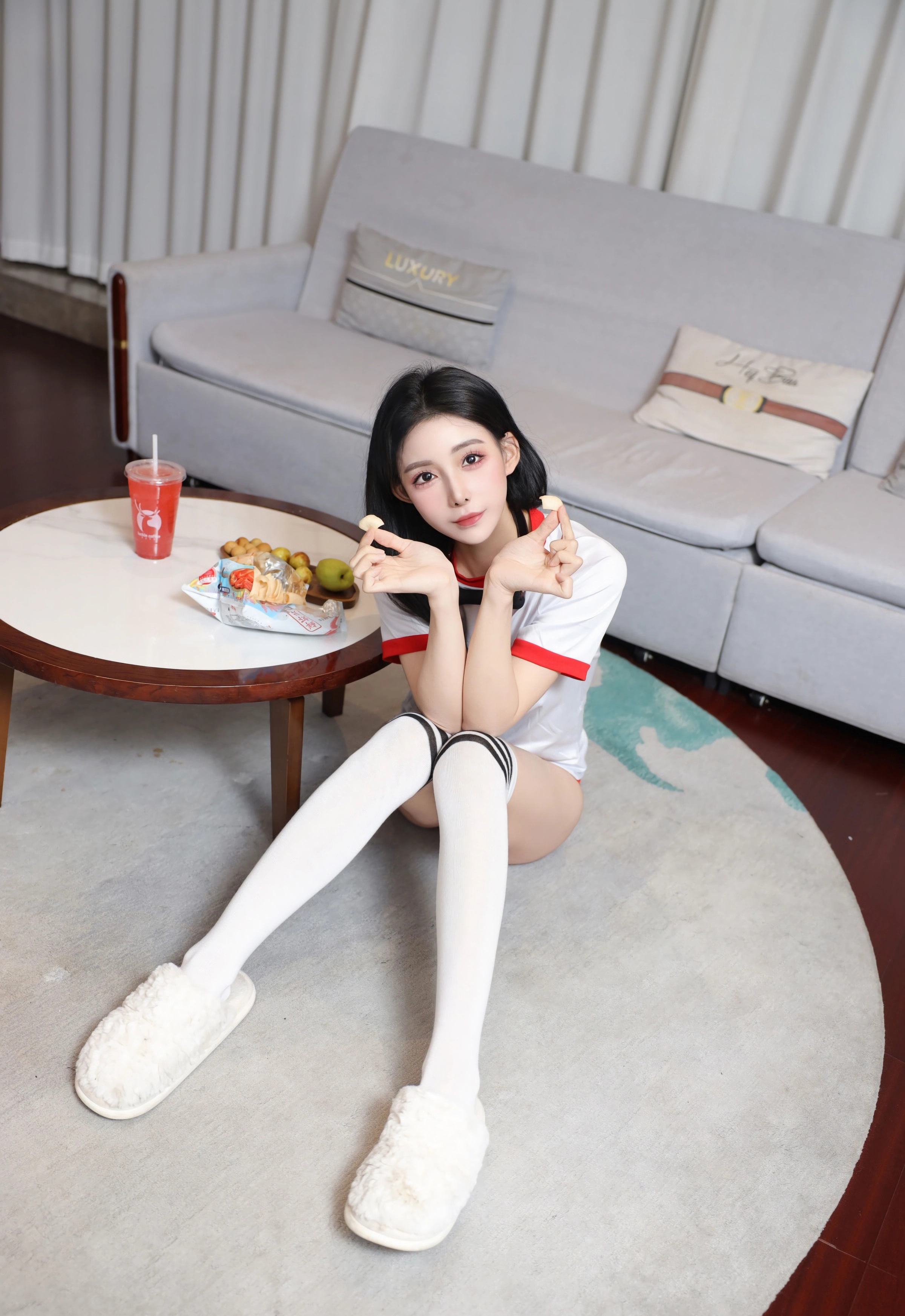 [XiuRen秀人网] No.11110 许微微呀 白色T恤 白色丝袜 性感写真 [86张]插图1