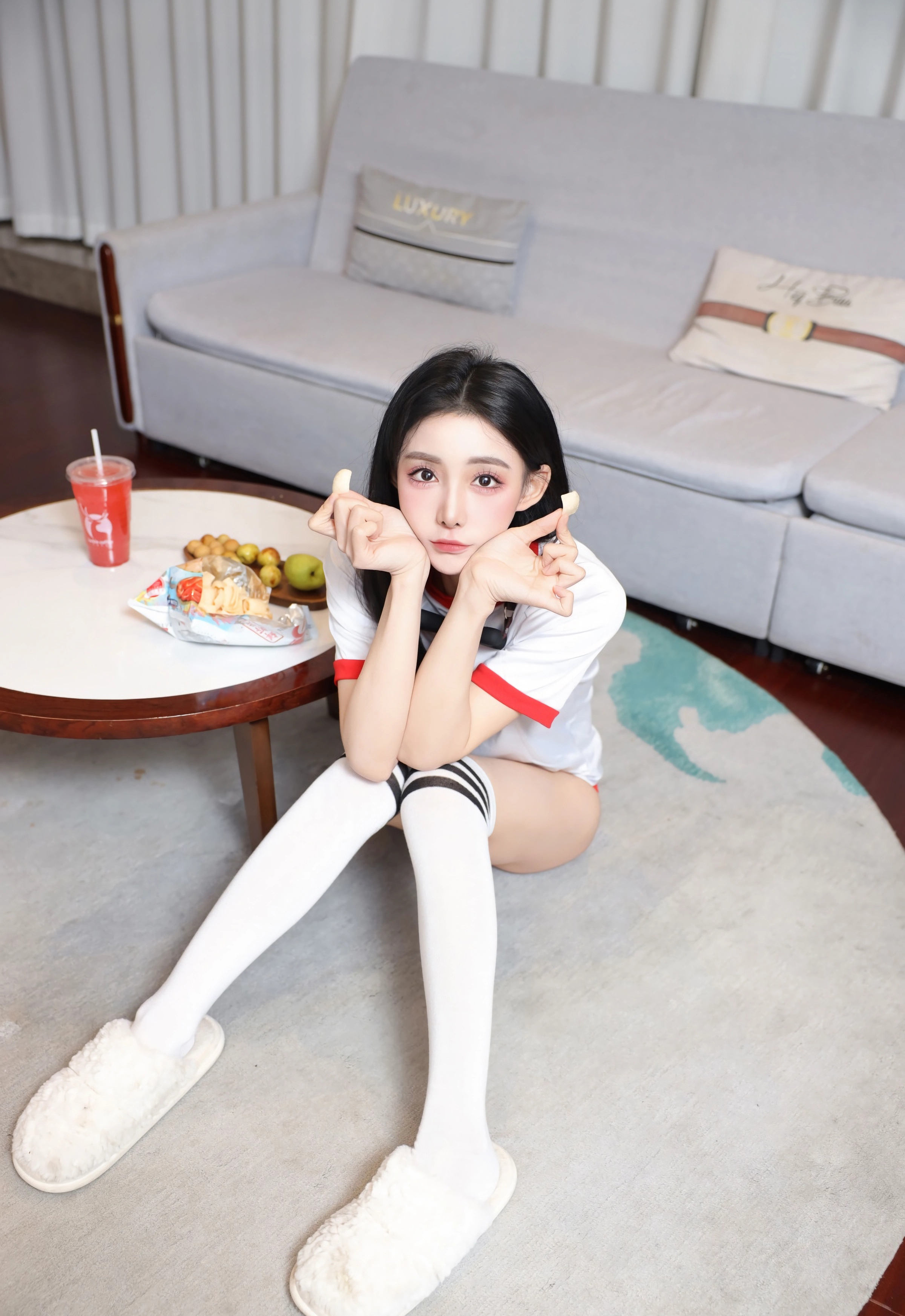 [XiuRen秀人网] No.11110 许微微呀 白色T恤 白色丝袜 性感写真 [86张]插图