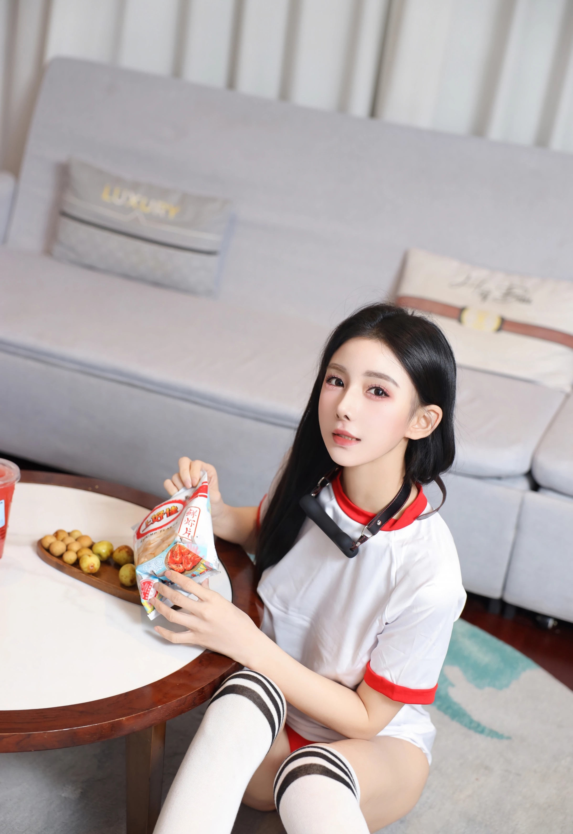 [XiuRen秀人网] No.11110 许微微呀 白色T恤 白色丝袜 性感写真 [86张]插图1