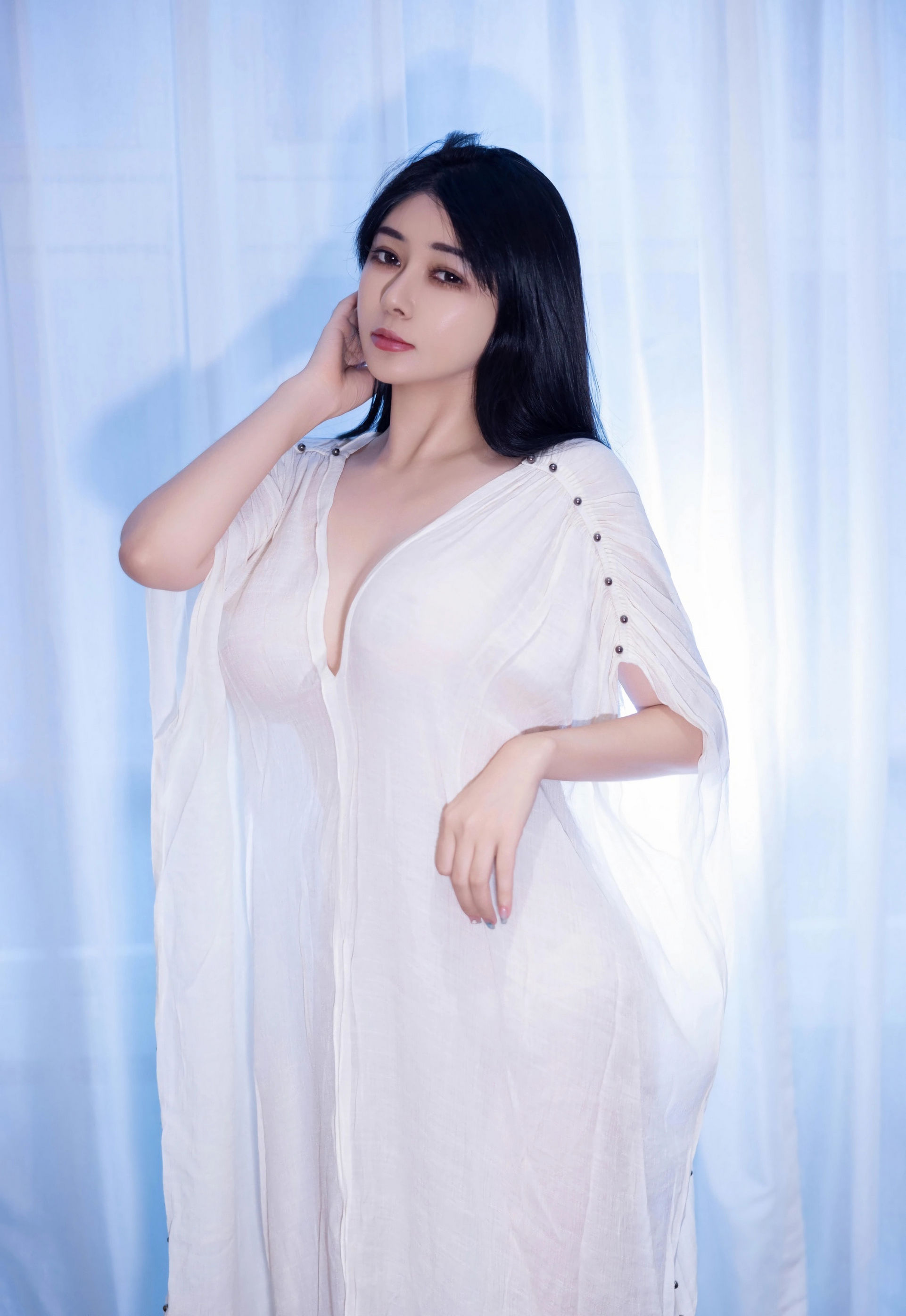 [HuaYang花漾写真] VOL.653 凯竹法师～ 白色连衣裙 肉色丝袜 性感写真 [51张]插图1