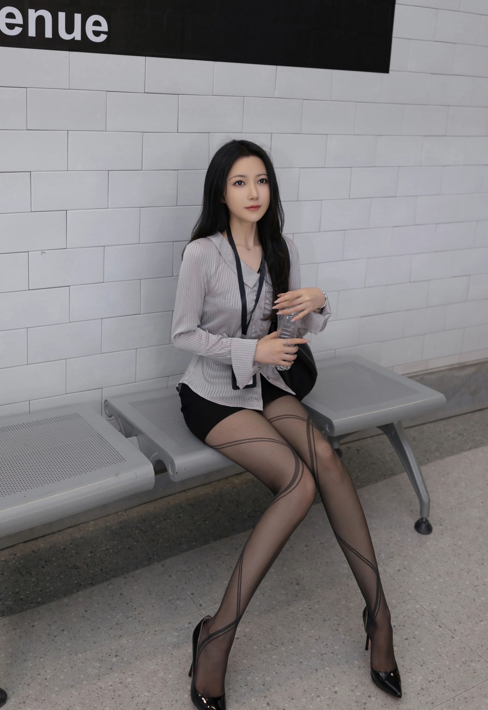 [XiuRen秀人网] No.11186 鱼子酱Fish 性感OL服饰 魅惑黑丝 珠海旅拍写真 [78张]插图1