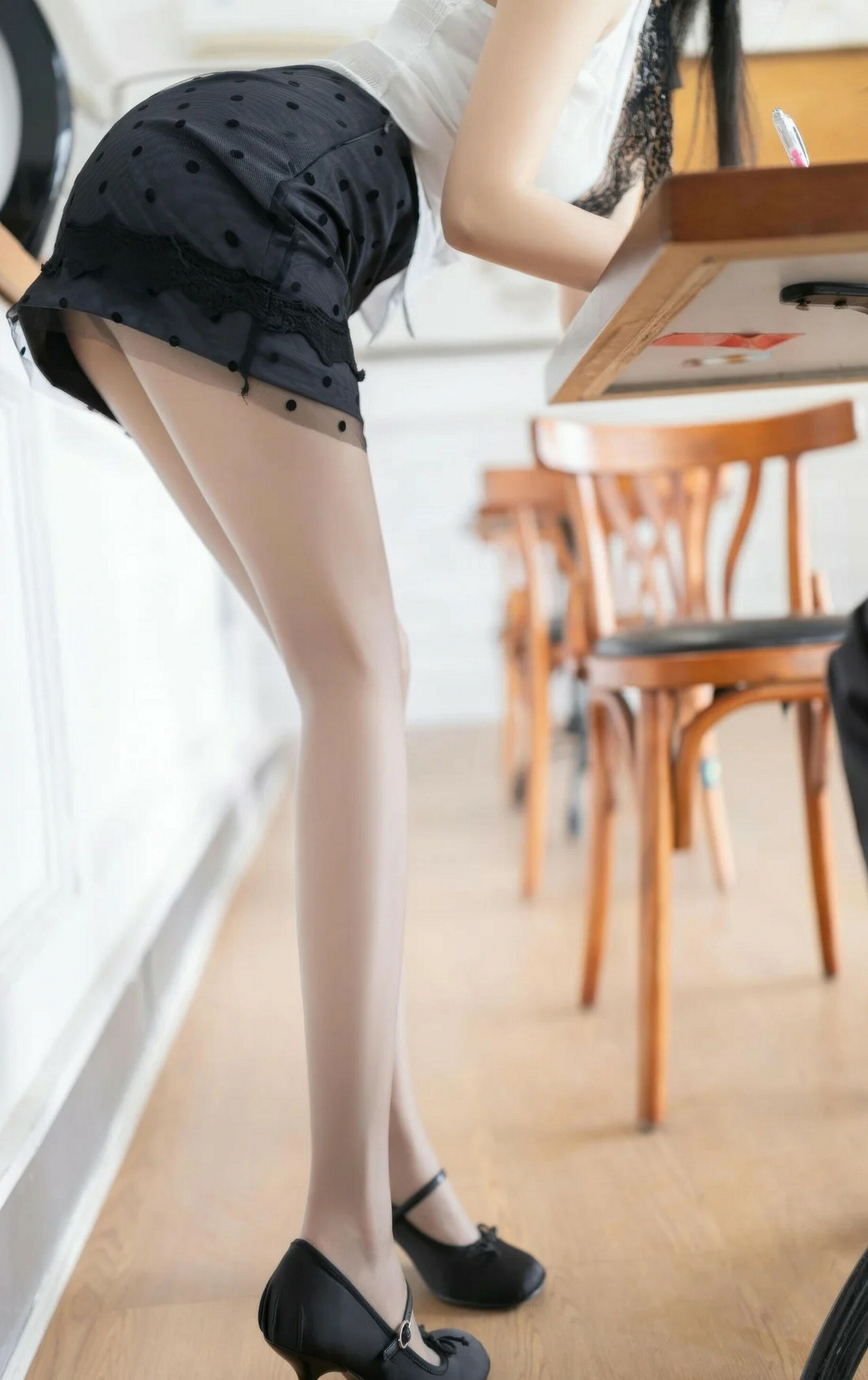 [XiuRen秀人网] No.11304 鱼子酱Fish 黑色短裙 灰色丝袜 性感写真 [76张]插图1