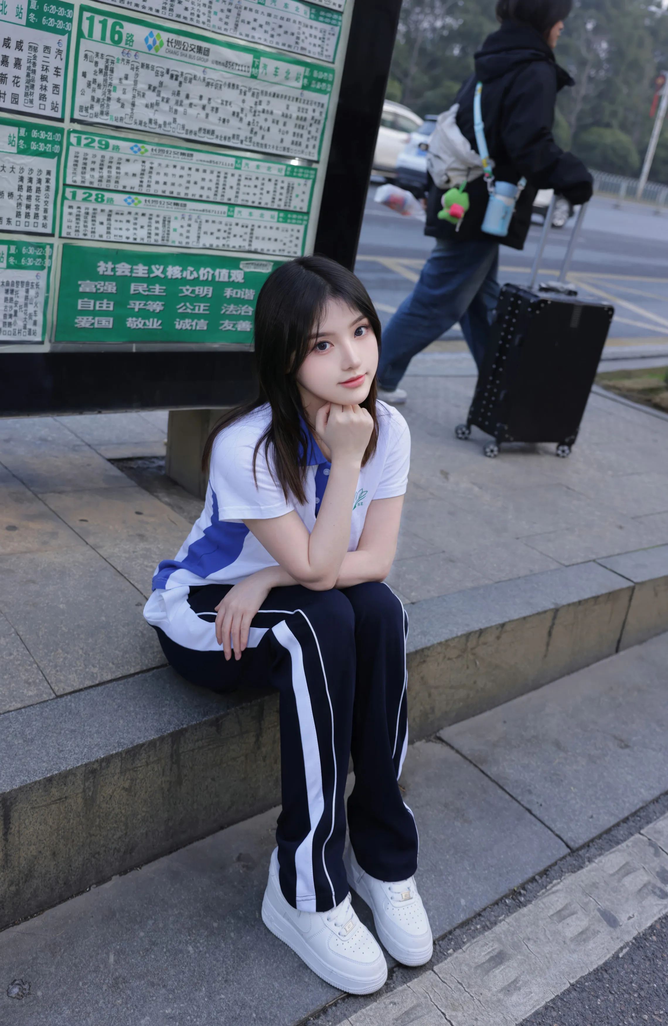 秀人网豆瓣酱 魅惑私拍写真 公交车站场景拍摄插图1 秀人网豆瓣酱 魅惑私拍写真 公交车站场景拍摄插图1